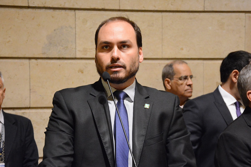 Carlos e Eduardo chamam governadores de oportunistas