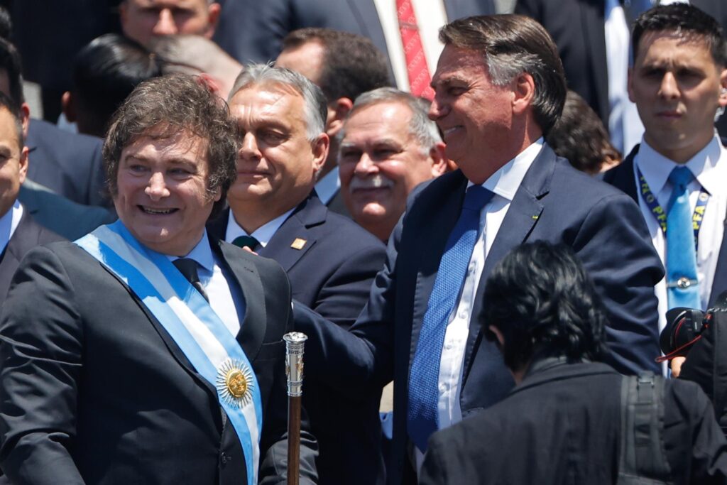 PF diz que Bolsonaro preparou pedido de asilo a Milei na Argentina