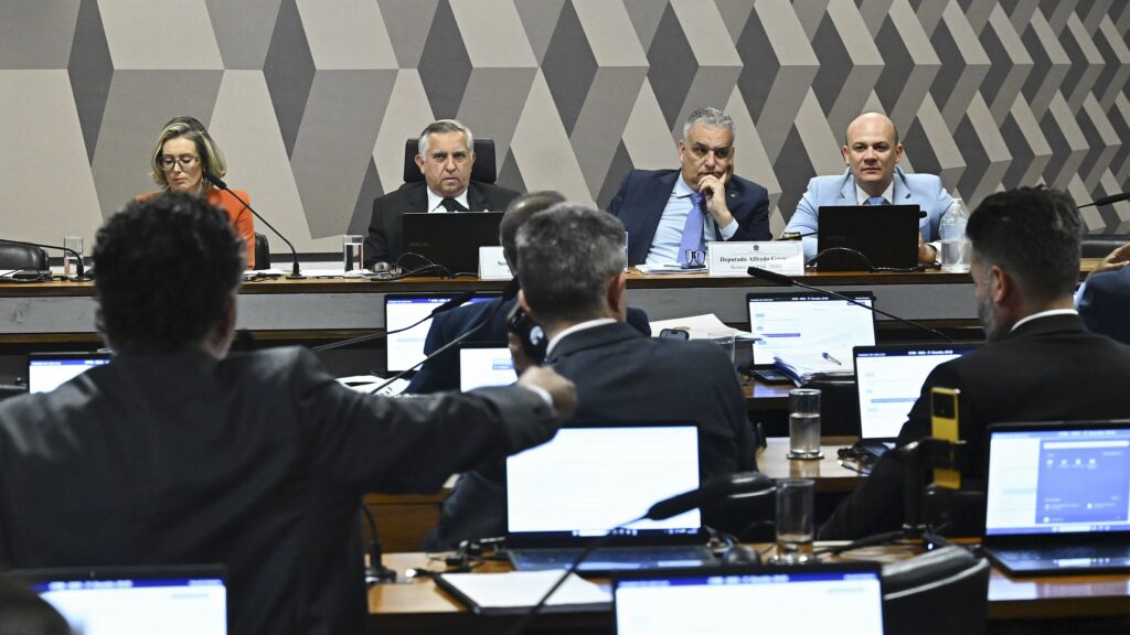 Oposição larga na frente e pressiona governo na CPMI do INSS