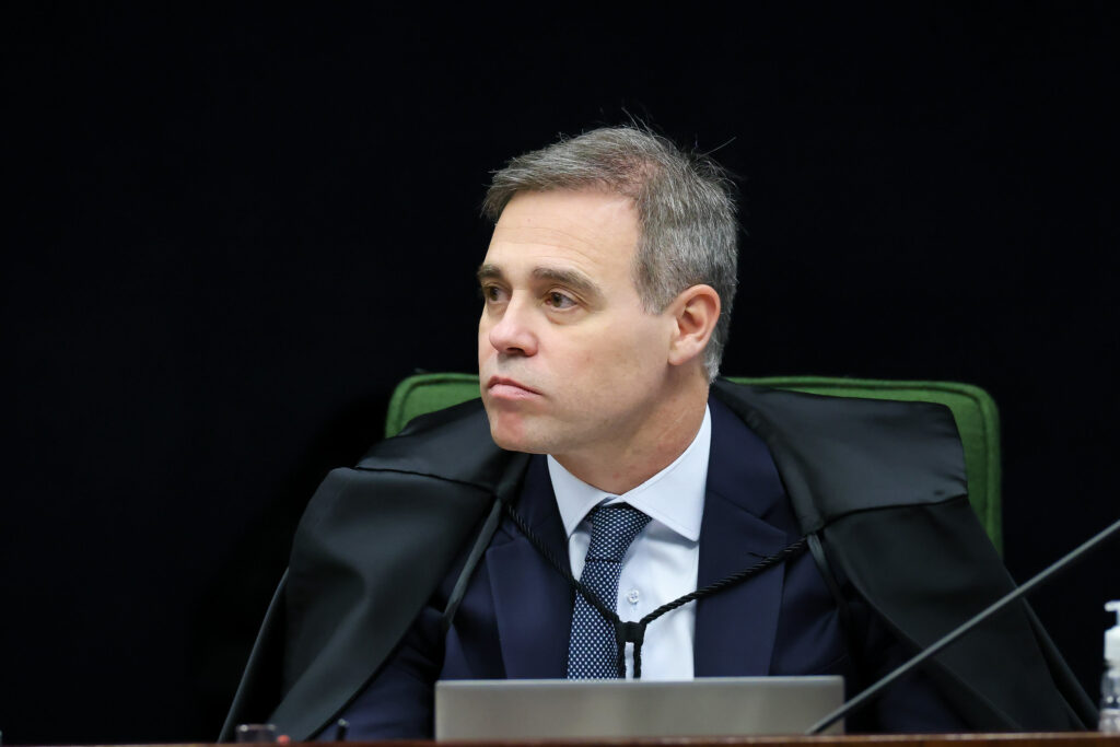 Mendonça vota contra condenação de Zambelli por perseguição armada