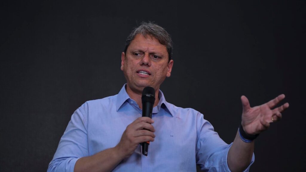 Tarcísio defende Bolsonaro do julgamento no STF e do novo indiciamento