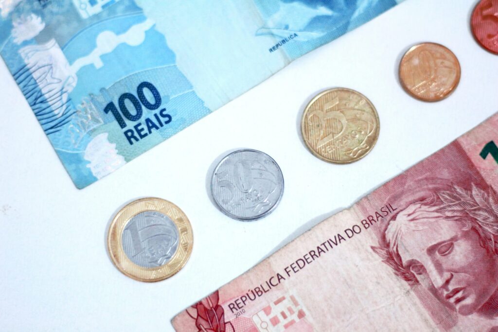 Famílias brasileiras gastam 28% da renda mensal com dívidas