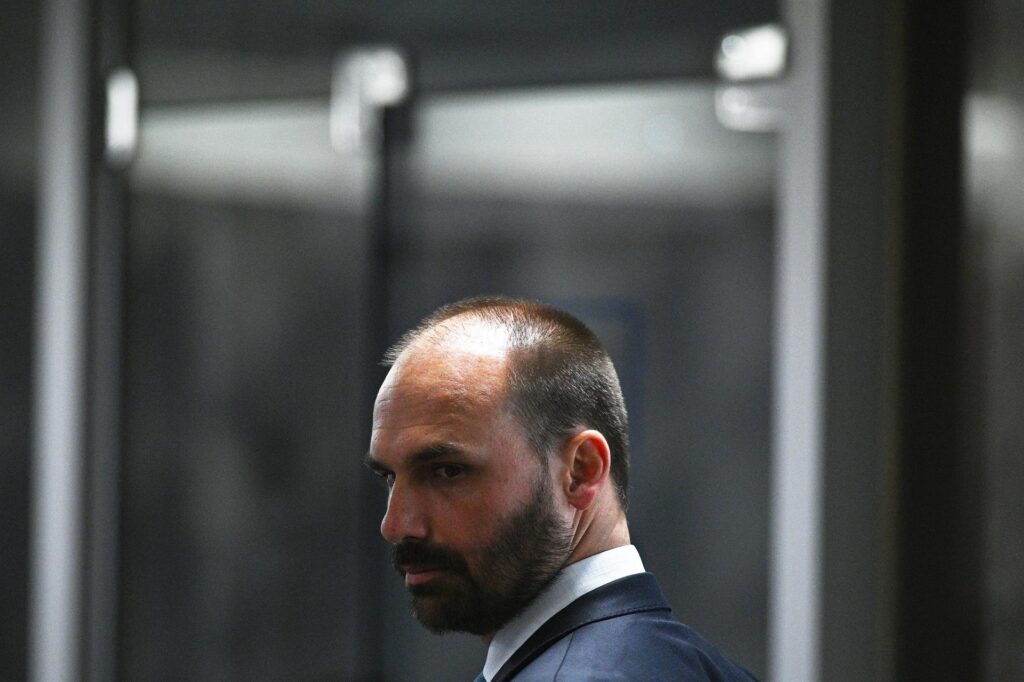 Eduardo Bolsonaro pode ser cassado por excesso de faltas