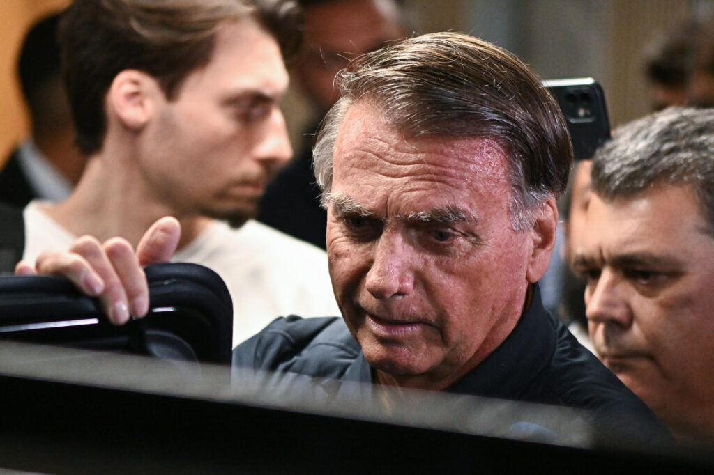 Bolsonaro passará por procedimento médico e receberá aliados