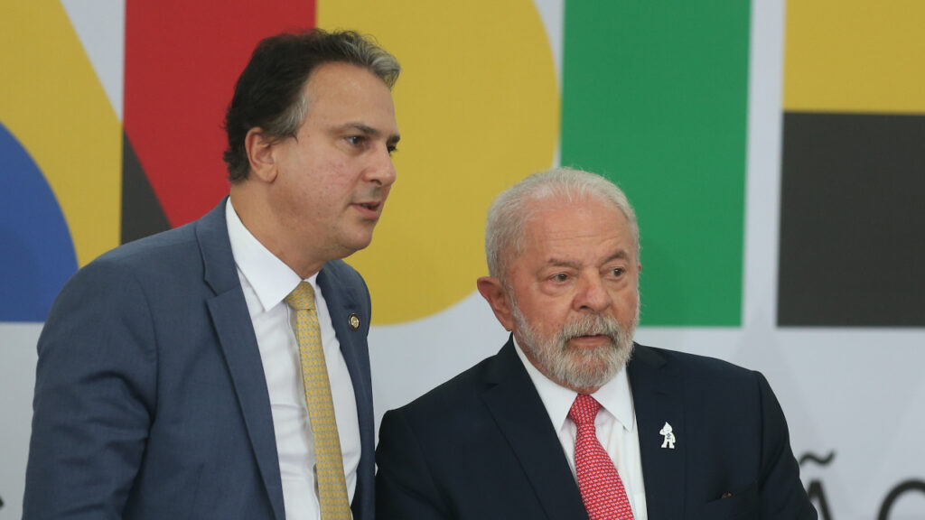 Lula transforma caminhada pela educação em palanque eleitoral