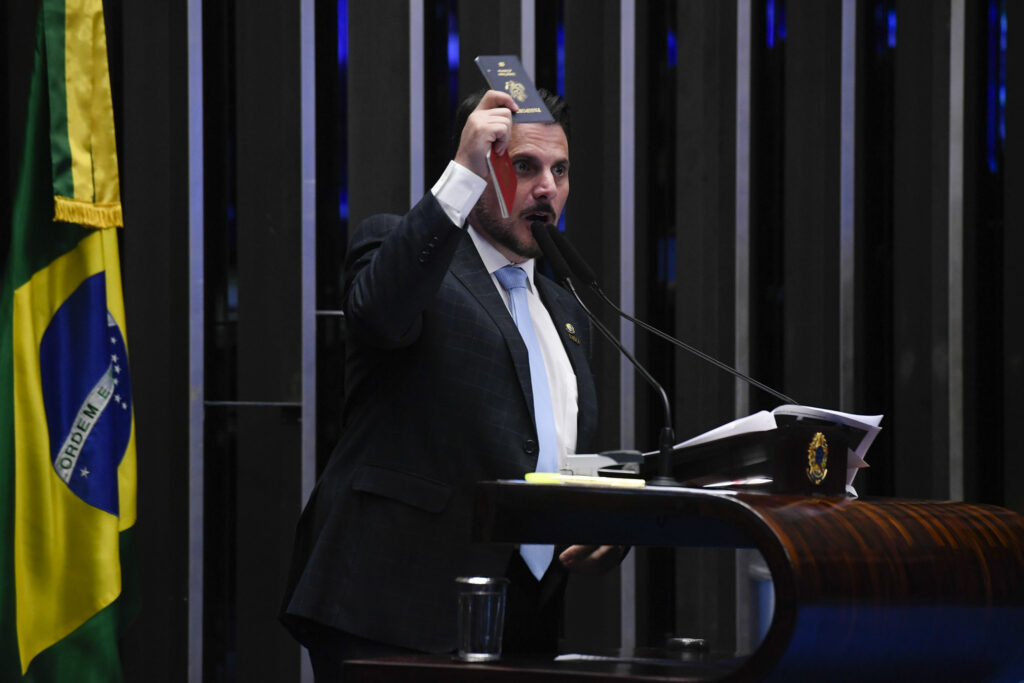 Senado valida afastamento de Marcos do Val