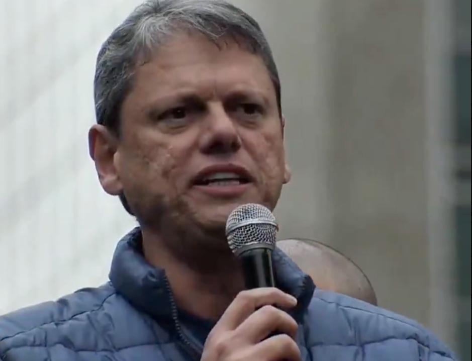 Tarcísio tenta construir perfil de candidato de direita moderada