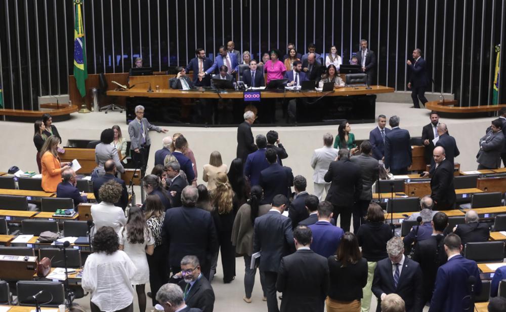 Câmara aprova projeto que limita decisões monocráticas no STF