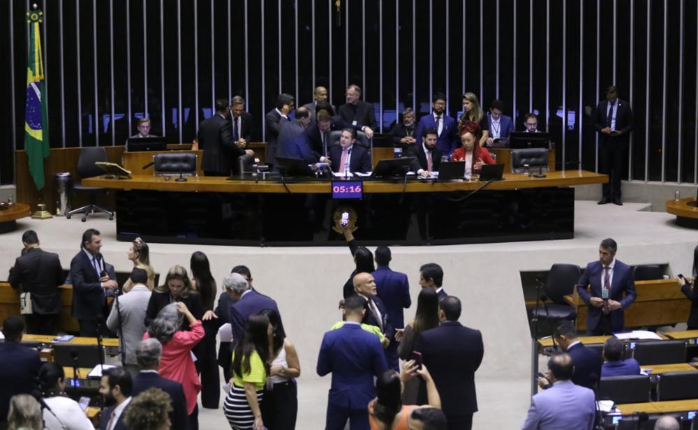 Câmara aprova piso salarial para professores temporários