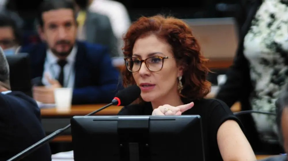 Zambelli completa 90 dias presa em meio a risco de extradição