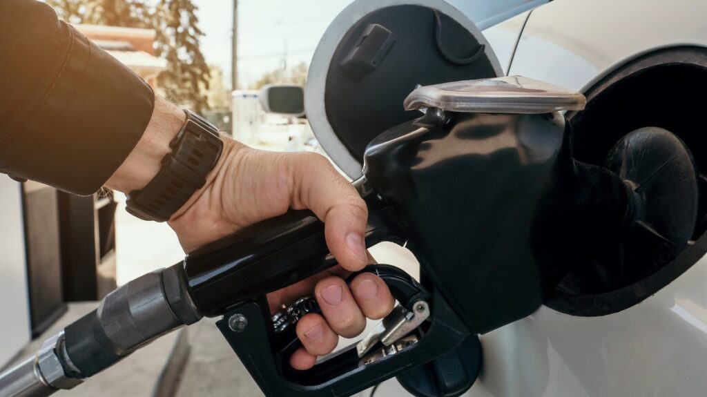 Petrobras reduz em R$ 0,14 preço da gasolina às distribuidoras