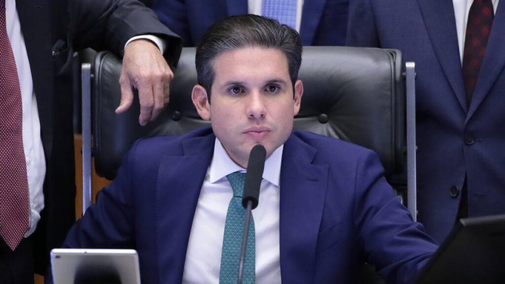 “é impossível exercer mandato em outro país”