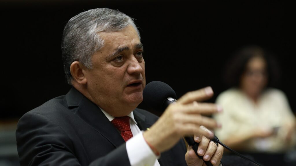 Gleisi “vai meter a faca” em indicados que votaram contra o governo