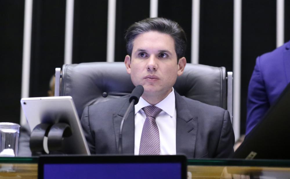 Após climão, Motta rebate crítica de Lula ao Congresso