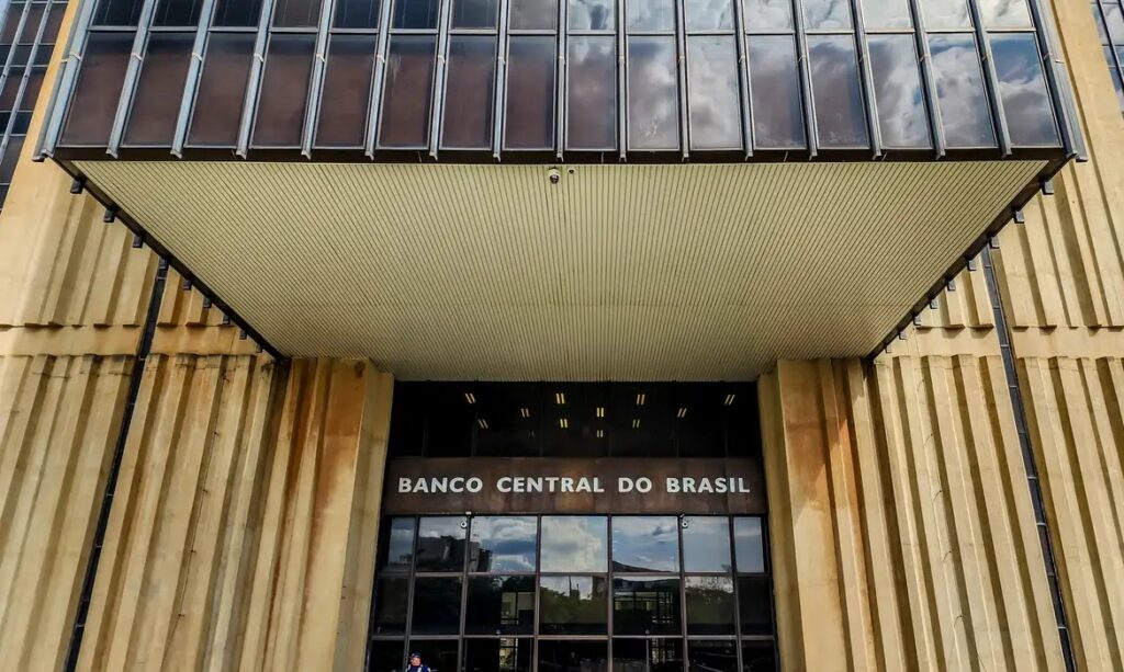 Fraude e pressão sobre o BC