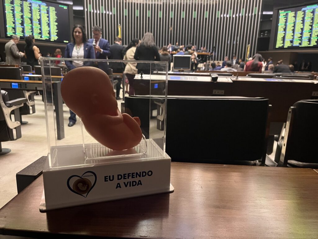 Câmara acelera projeto que acaba com a facilitação de abortos