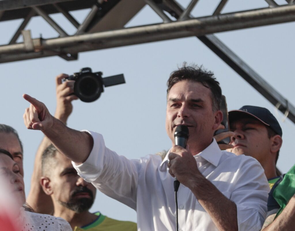 Flávio convoca vigília para a frente do condomínio de Bolsonaro.