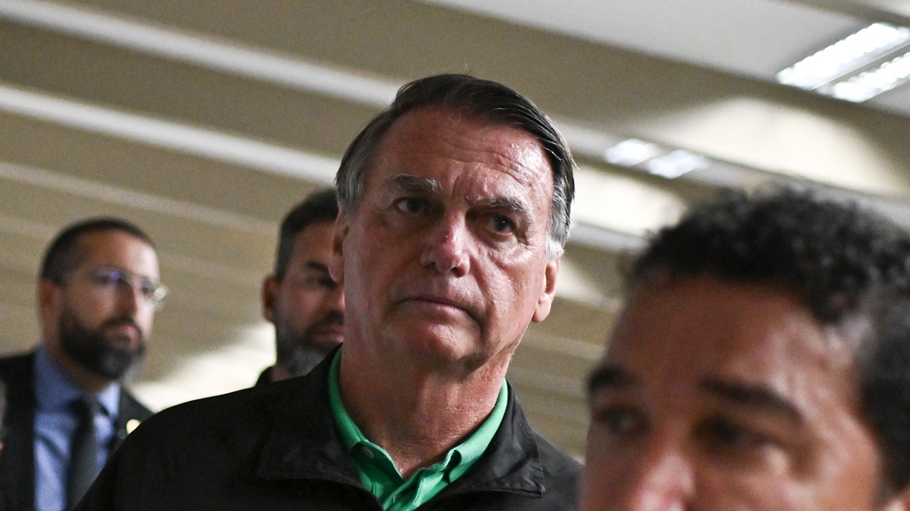 Moraes e Dino votam para negar recurso de Bolsonaro contra condenação