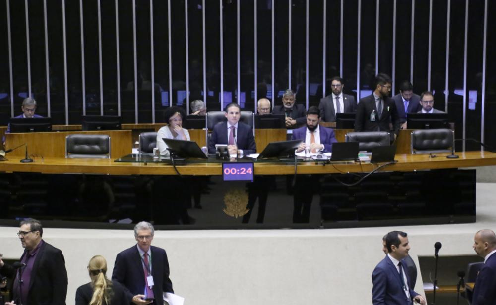 Governo aprova novas taxas e aumenta gastos públicos