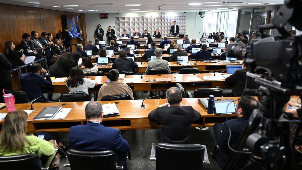 Comissão pede prisão de 5 investigados e autoriza acareação com “careca do INSS”