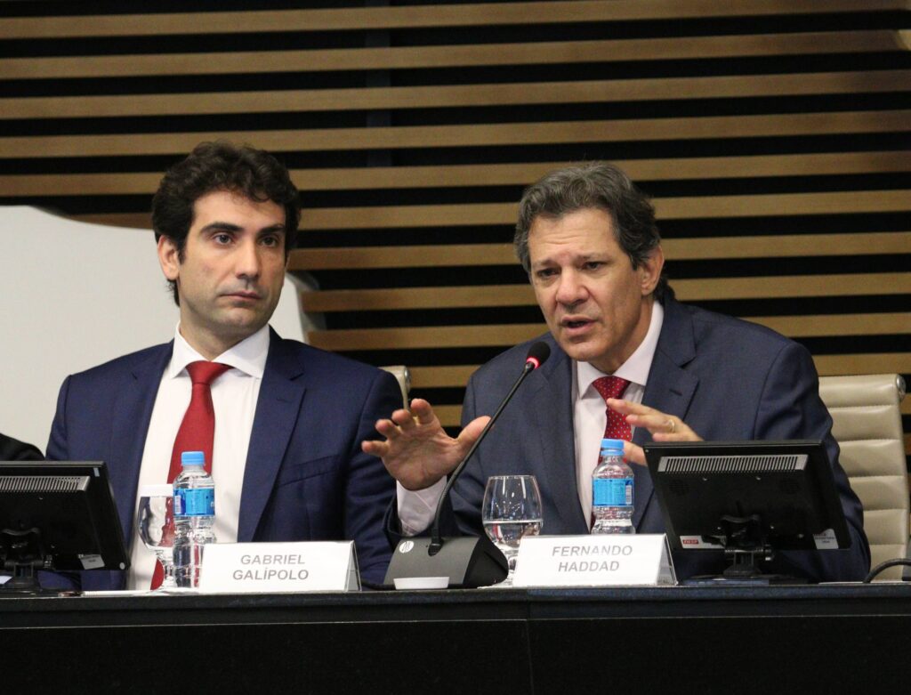 Copom mantém Selic em 15% ao ano em meio à pressão de Lula