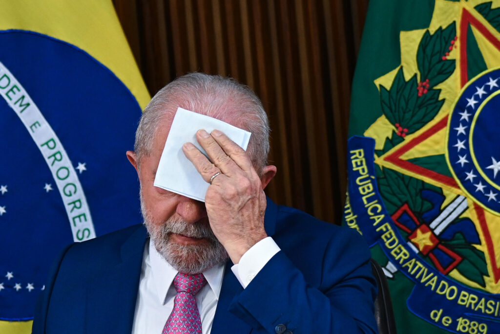 Trump retira tarifa de 10%; Brasil segue com taxa adicional de 40%