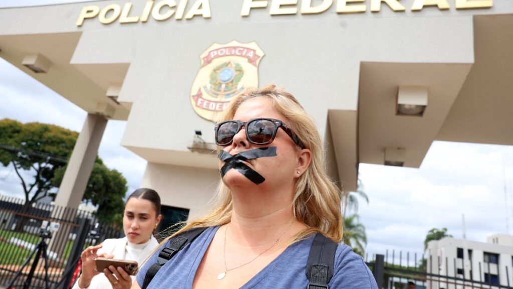 Apoiadores de Bolsonaro protestam contra prisão em frente à PF; veja fotos