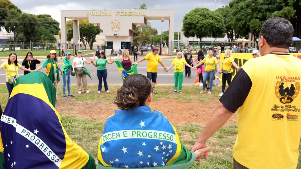 Bolsonaro diz que queimou tornozeleira por “certa paranoia” e “alucinação”