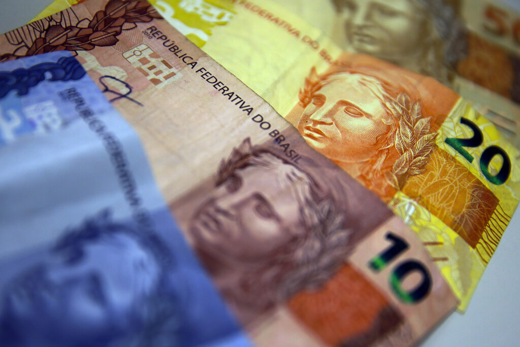 Arrecadação federal bateu recorde e chegou a R$ 2,4 trilhões.