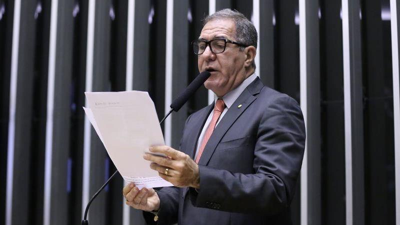 Relator mantém escala 6×1 e propõe redução de jornada para 40 horas