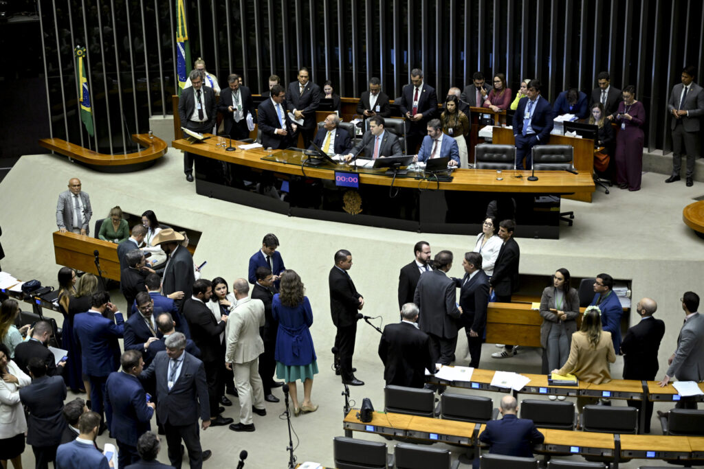 Governo dribla arcabouço fiscal com manobras no Orçamento