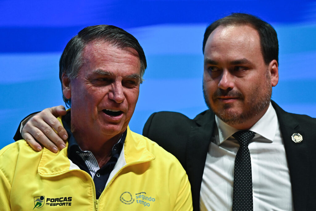 Impedido de acompanhar pai, Carlos vê Bolsonaro da calçada
