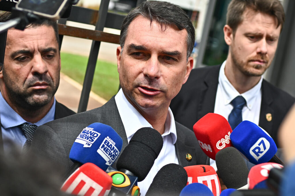 Bolsonaro escreve carta reforçando pré-candidatura de Flávio