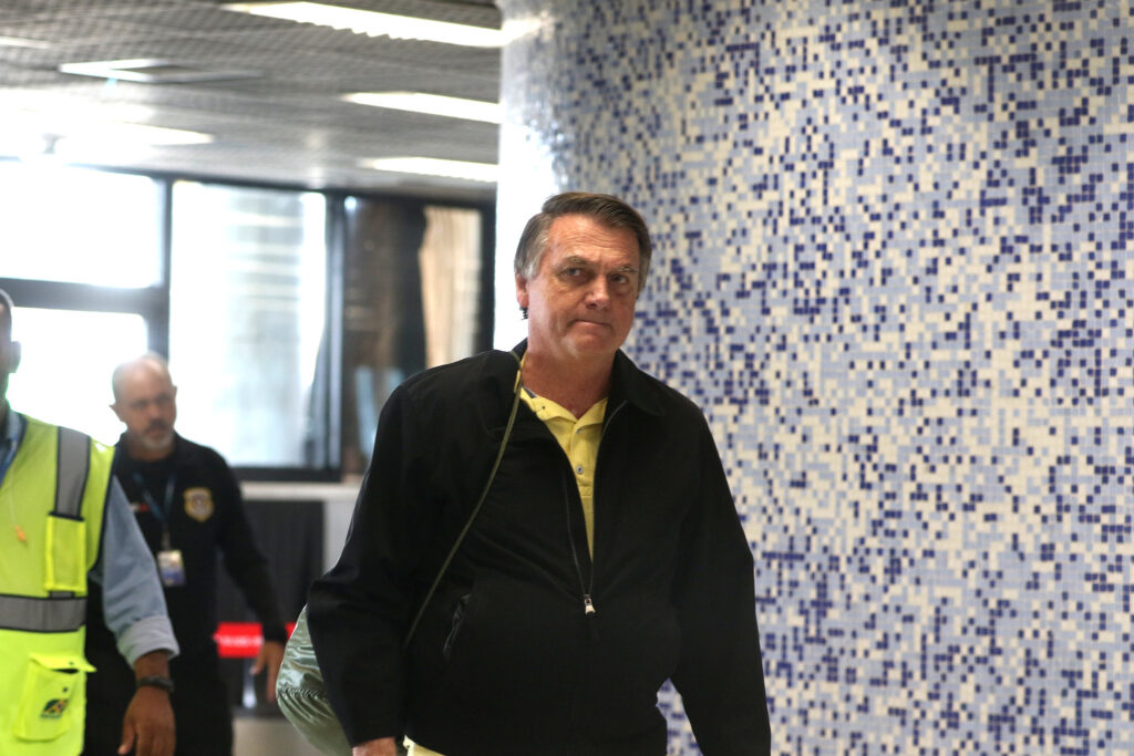 Advogados pedem prisão domiciliar para Bolsonaro
