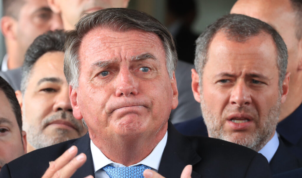 Moraes cita “risco de fuga” para EUA ao negar domiciliar a Bolsonaro