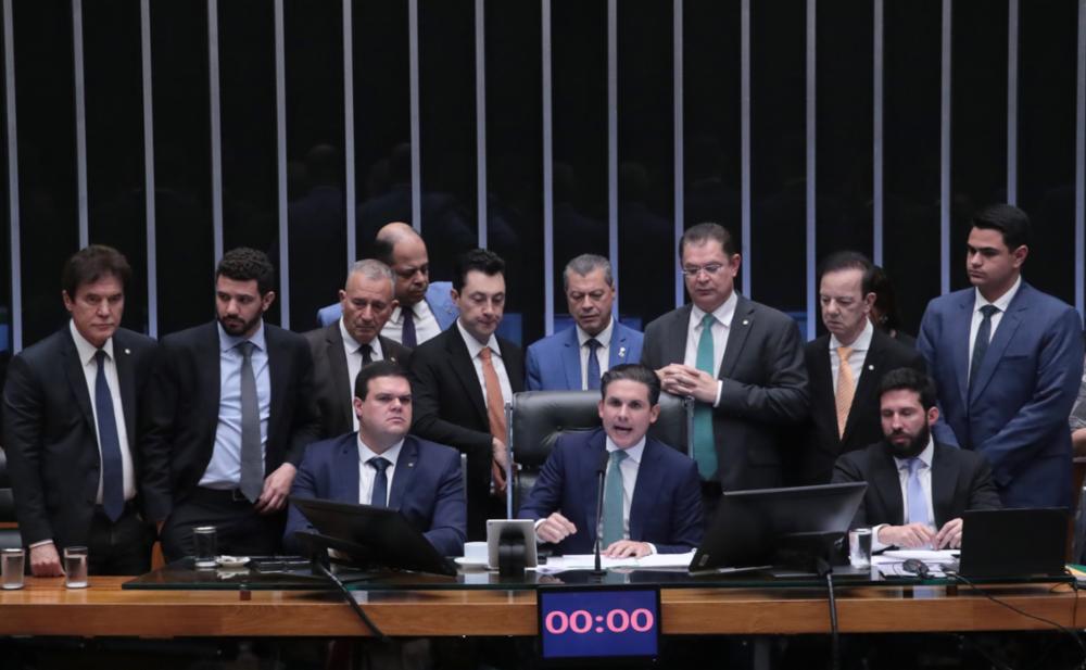 Câmara aprova PL que reduz pena de Bolsonaro e do 8/1