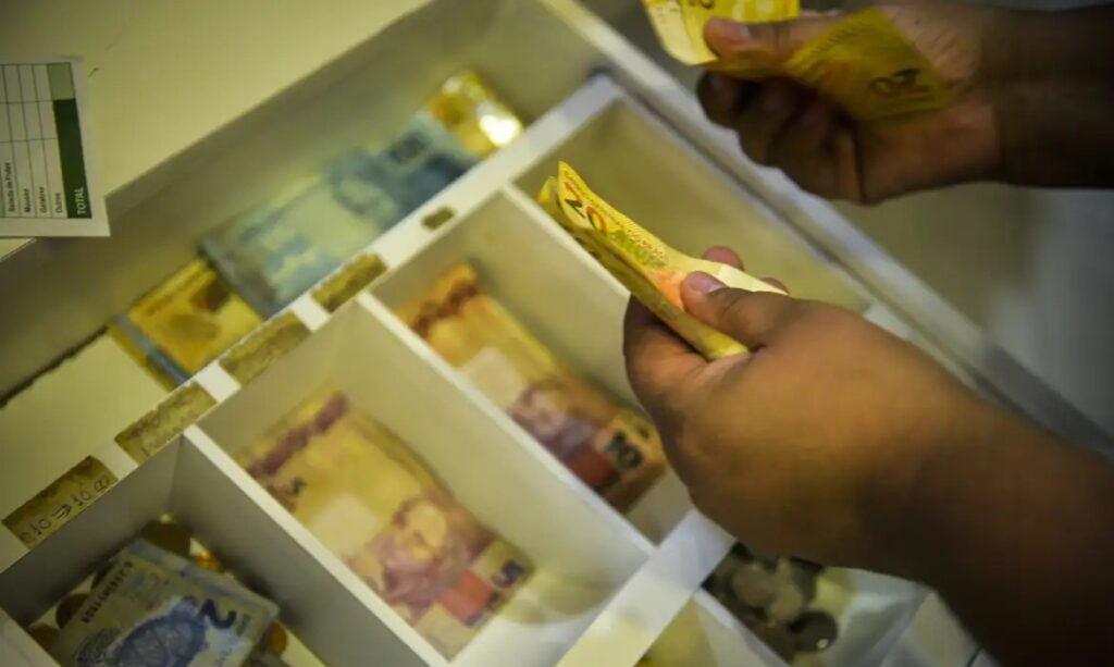 Famílias contraem mais crédito e endividamento sobe, aponta BC