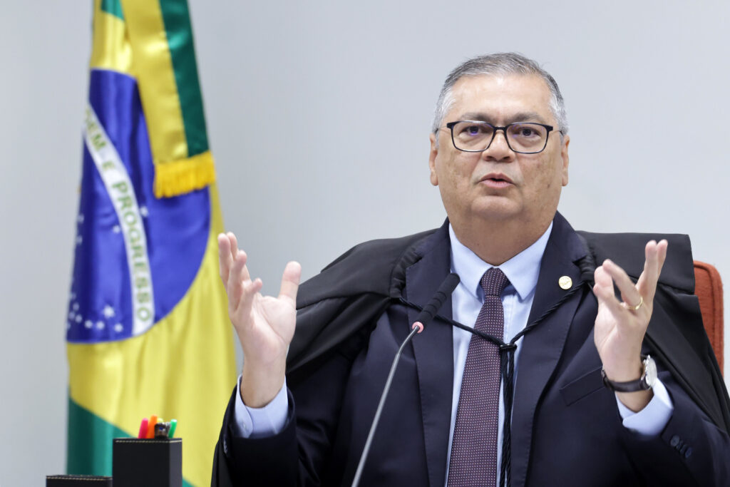 Dino proíbe governo de liberar emendas de Eduardo e Ramagem