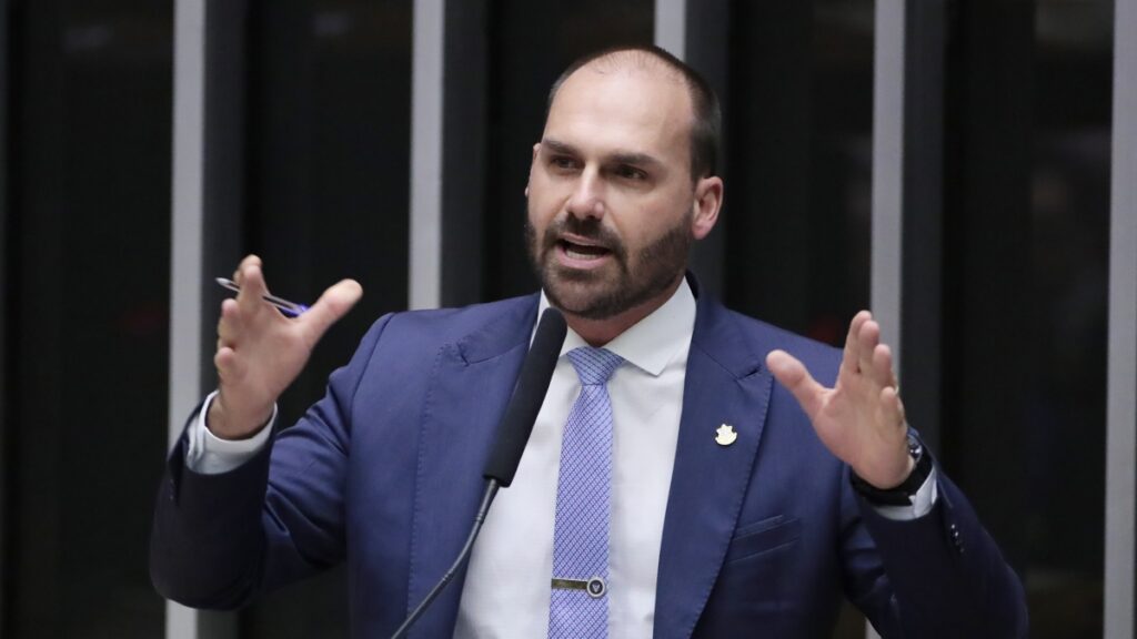 Eduardo chama Motta e Paulinho de “bonequinhas de Moraes”