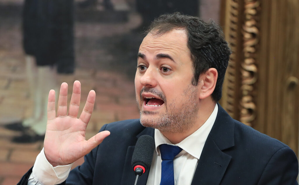 Câmara suspende mandato de Glauber Braga por 6 meses