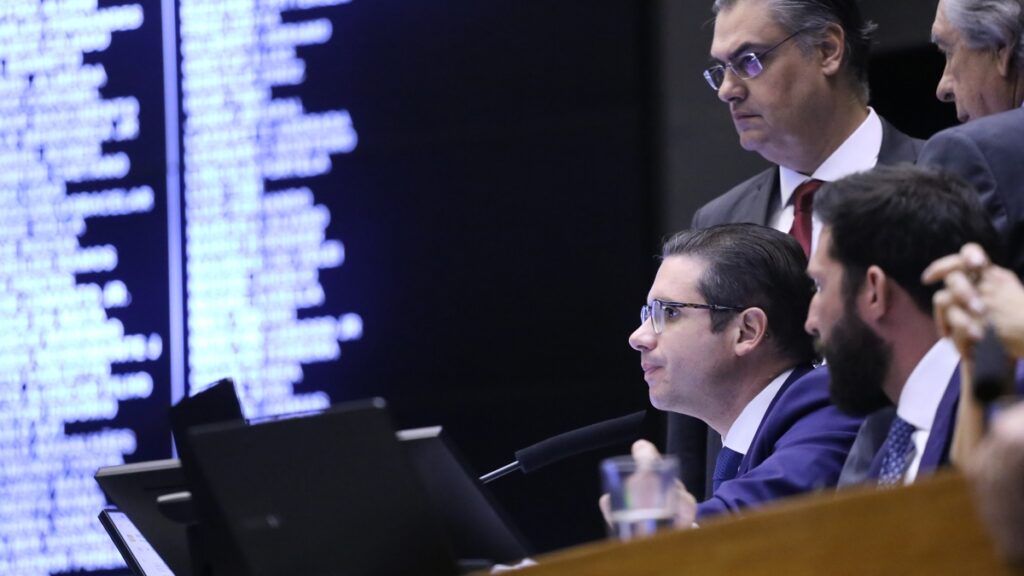 Motta decide pautar votação de lei que pode reduzir pena de Bolsonaro