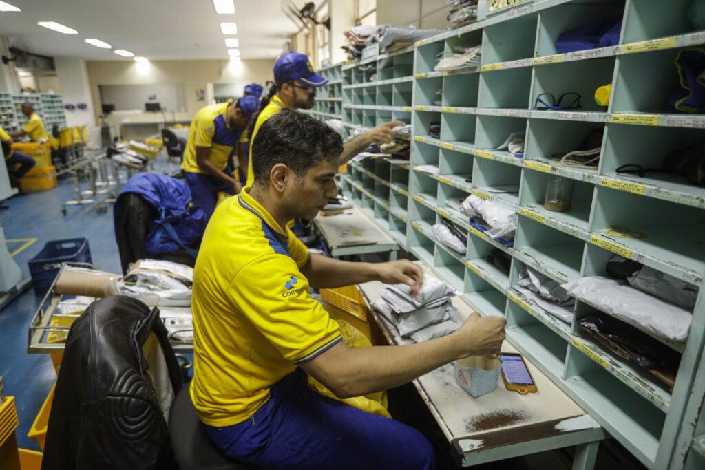 Em crise, Correios preveem 15 mil demissões até 2027 no PDV