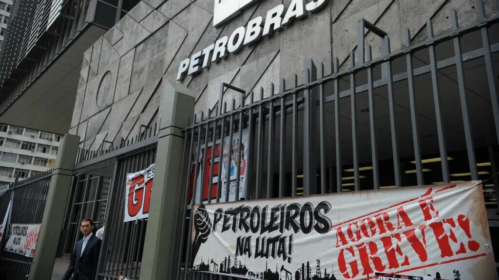 Funcionários da Petrobras entram em greve e criticam dividendos bilionários