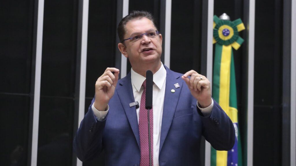 Sóstenes exibe documentos para justificar R$ 470 mil apreendidos