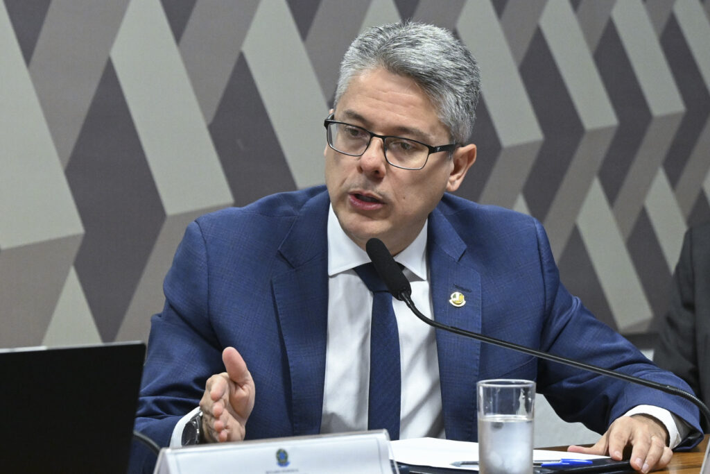 Senador diz que ministros do STF acobertam seus colegas