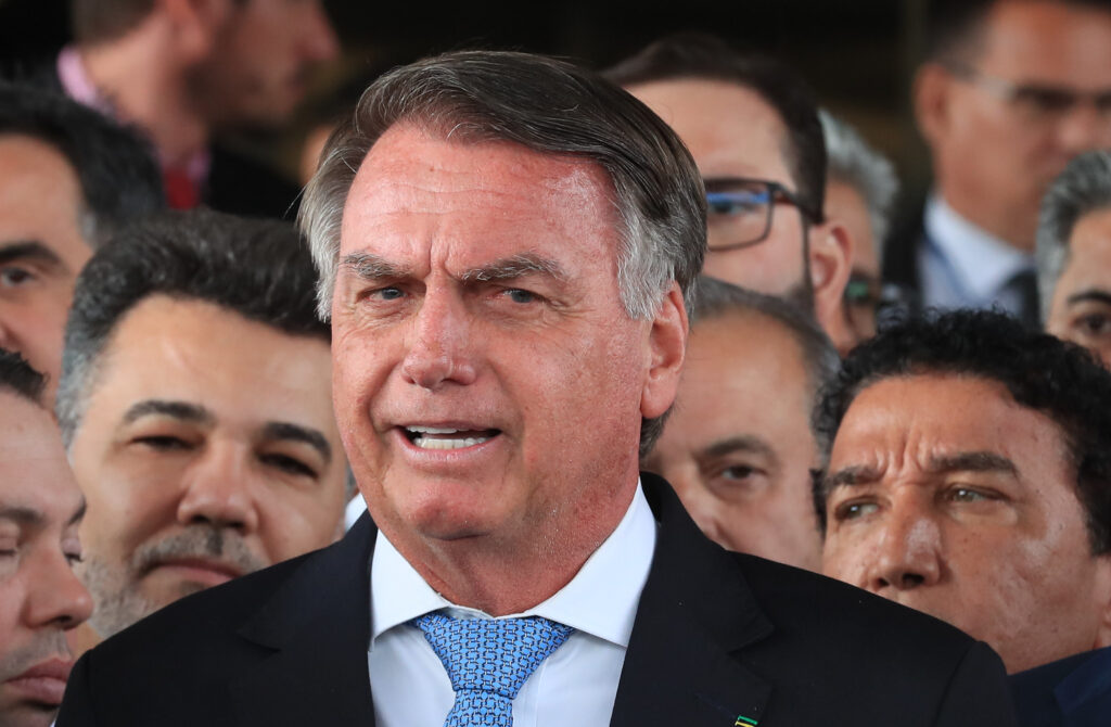 Defesa pede uma Smart TV e assistência religiosa para Bolsonaro
