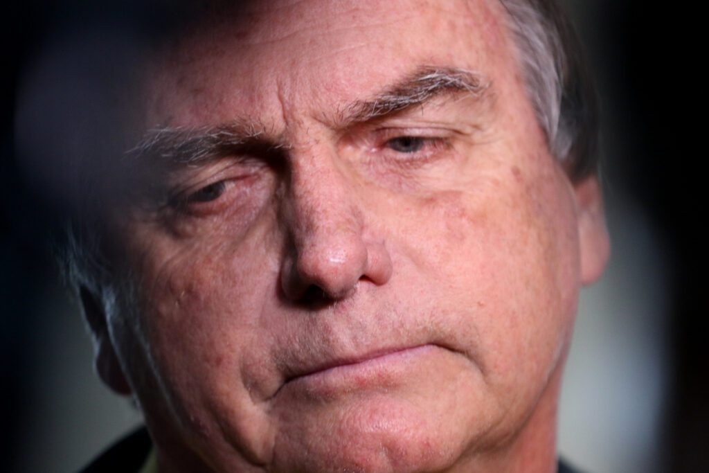 Defesa de Bolsonaro volta a pedir prisão domiciliar após queda