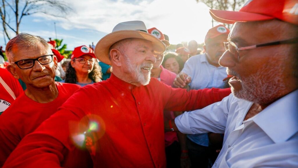 Lula opera catarata na sexta e passa por exames pré-operatórios