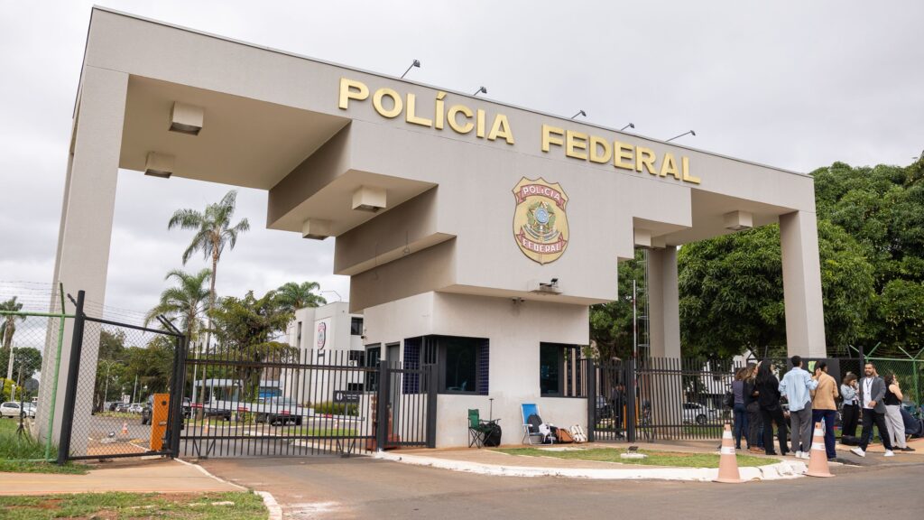 Bolsonaro recebe alta hospitalar e retorna à prisão na PF