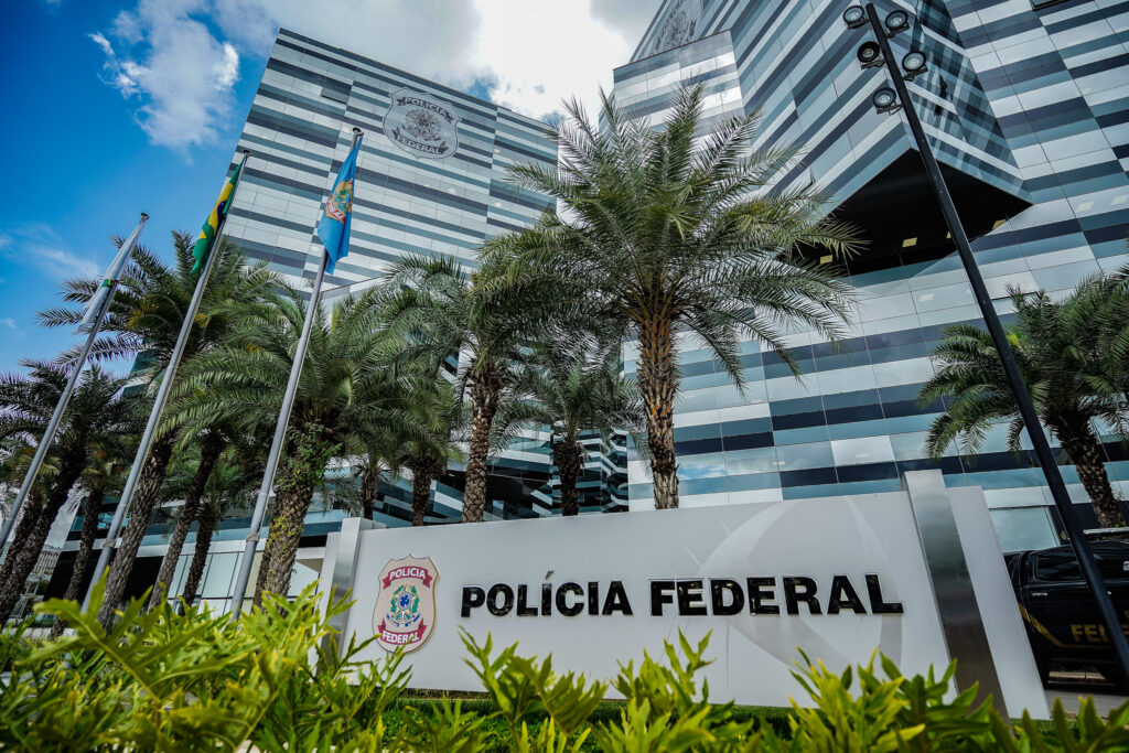 Delegados da PF pressionam Lula por recursos